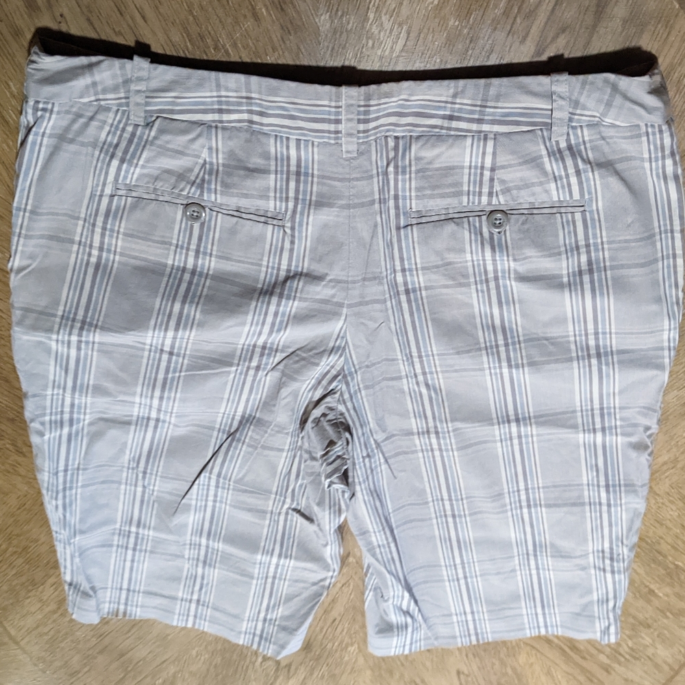 Shorts - Picture 2 of 3